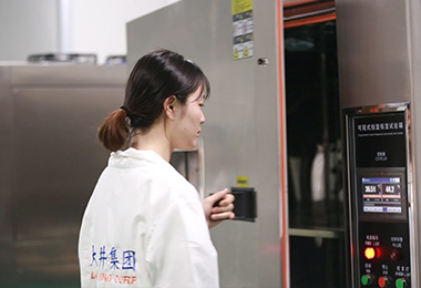 操作恒温恒湿箱2
