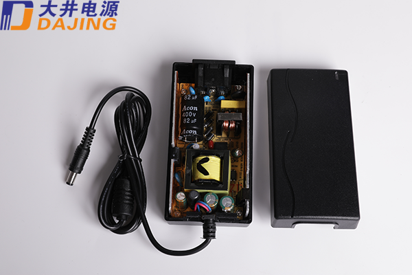 同样是电源适配器，为什么价格差距却很大 
